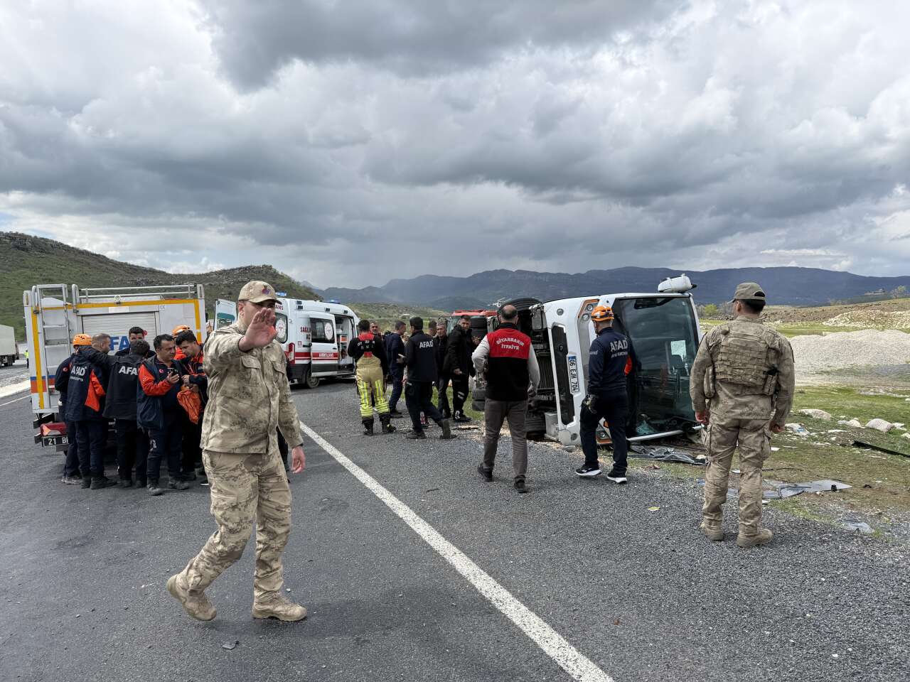 Yolcu otobüsü devrildi! Ölü ve çok sayıda yaralı var 3